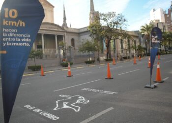 Las calles de Córdoba amanecieron pintadas: la campaña de seguridad vial