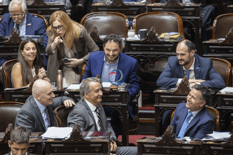 Lilia Lemoine y José Luis Espert son compañeros de bloque. La política, un milagro que perdona hasta el financiamiento dudoso.