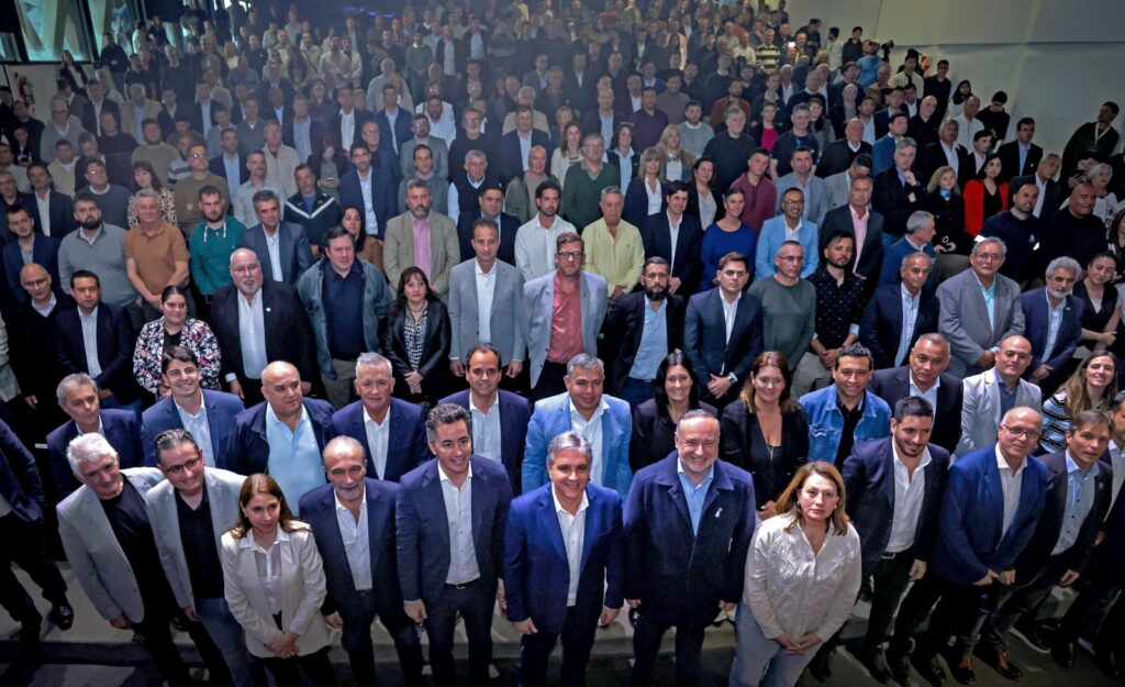 Llaryora anunció obras para la ampliación de redes de gas, equipamiento eléctrico y programas de fortalecimiento de políticas ambientales en municipios y comunas.