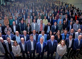 Llaryora anunció obras para la ampliación de redes de gas, equipamiento eléctrico y programas de fortalecimiento de políticas ambientales en municipios y comunas.