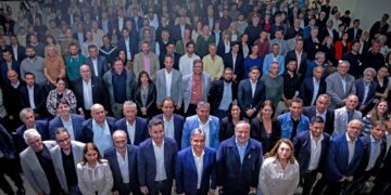 Llaryora anunció obras para la ampliación de redes de gas, equipamiento eléctrico y programas de fortalecimiento de políticas ambientales en municipios y comunas.