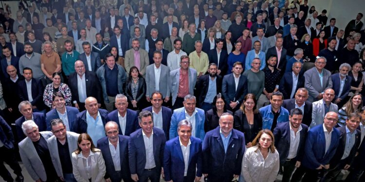 Llaryora anunció obras para la ampliación de redes de gas, equipamiento eléctrico y programas de fortalecimiento de políticas ambientales en municipios y comunas.