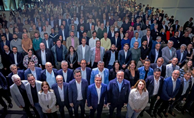 Llaryora anunció obras para la ampliación de redes de gas, equipamiento eléctrico y programas de fortalecimiento de políticas ambientales en municipios y comunas.