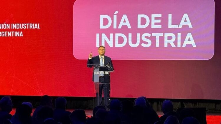 El gobernador, al disertar en el coloquio de la Unión Industrial de Córdoba.