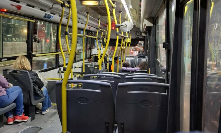 Un usuario abrió el debate en X a partir de una foto de su ubicación en un colectivo.