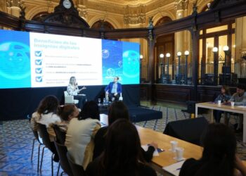 Los temas dictados incluyen ciberseguridad, inteligencia artificial, internet de las cosas, hardware, uso de dispositivos, entre otros.