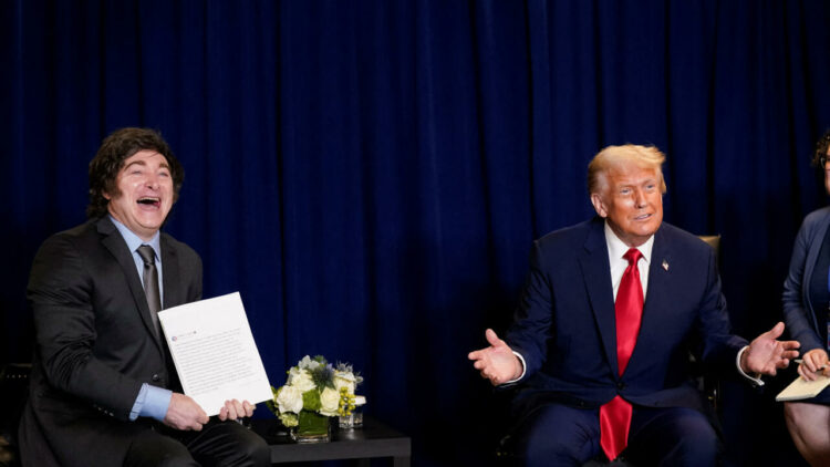Milei agradeció los anuncios de EE.UU.: Juntos construiremos un camino de estabilidad El presidente de Estados Unidos, Donald Trump, y el presidente de Argentina, Javier Milei, en la Asamblea General de las Naciones Unidas, en la ciudad de Nueva York, Nueva York, Estados Unidos, el 23 de septiembre de 2025. Foto: REUTERS - Alexander Drago