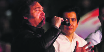 Milei pasó por Córdoba al calor de una campaña en apuros