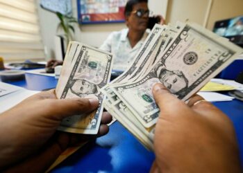 El dólar oficial profundiza su caída y cierra en $1.385