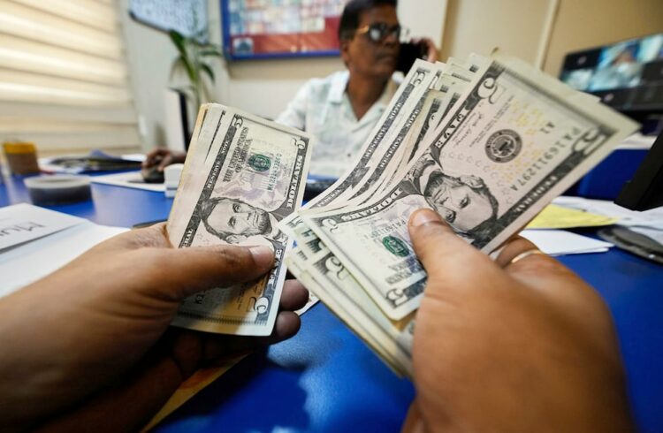 El dólar oficial profundizó su caída y cerró en $1.385, mientras los dólares financieros y el blue también registraron descensos, en una jornada marcada por el respaldo de Estados Unidos y la eliminación de retenciones para granos y carnes.