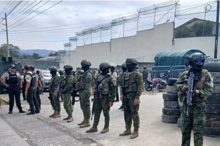 Militares y policías rodeaban la cárcel de Esmeraldas tras los sangrientos choques entre reclusos.