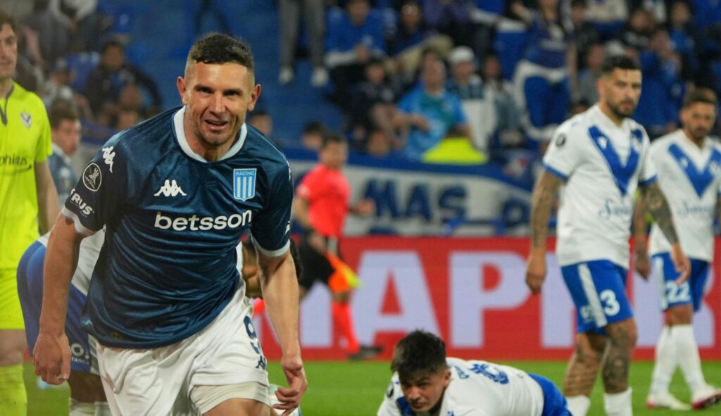 Racing aprovechó el hombre de más y venció a Vélez 1-0