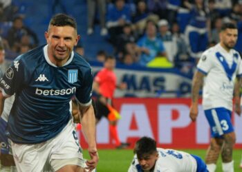 Racing aprovechó el hombre de más y venció a Vélez 1-0