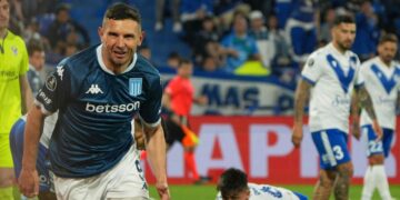 Racing aprovechó el hombre de más y venció a Vélez 1-0 Racing aprovechó el hombre de más y venció a Vélez 1-0