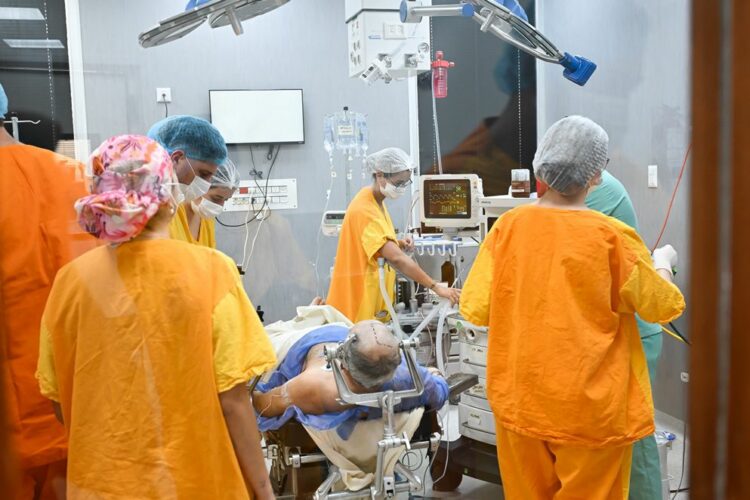 Más de 20 profesionales participaron de manera simultánea en estas cirugías.