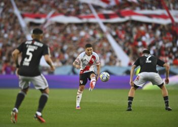 Riestra golpeó en los momentos claves y superó a un River apático para quedar puntero