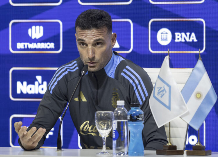 El entrenador argentino se emocionó hasta las lágrimas al hablar de Messi.