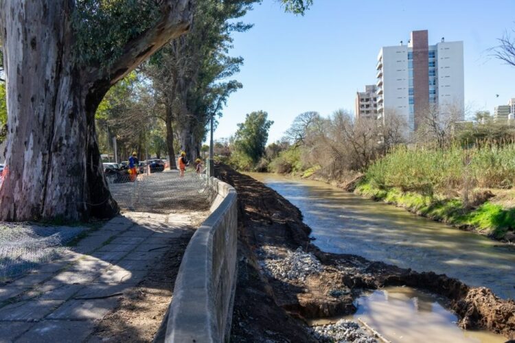 Se trata de trabajos de protección en el tramo entre calle Edison y calle Salta.