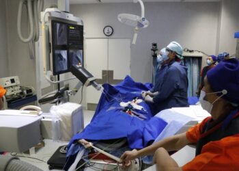 Se trató de un implante de válvula pulmonar en un niño de 8 años, mediante una técnica mínimamente invasiva que agiliza la recuperación.