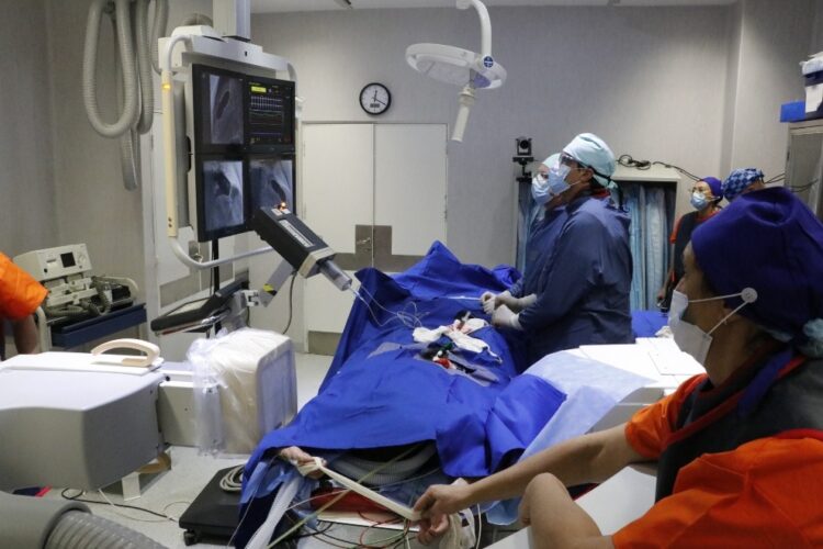 Se trató de un implante de válvula pulmonar en un niño de 8 años, mediante una técnica mínimamente invasiva que agiliza la recuperación.