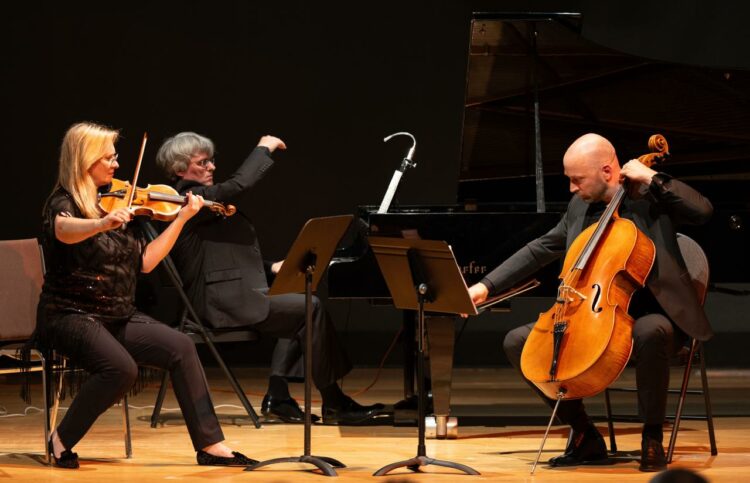 Integrado por Martin Lucas Staub, piano; Angela Golubeva, violín y Franz Ortner, chelo.