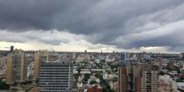Cinco familias asistidas tras la tormenta y cortes en la Costanera Tormenta en Córdoba.