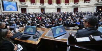 La Cámara de Diputados avanzó en el tratamiento del escándalo por presuntas coimas en ANDIS y citó a comisiones para interpelar a Karina Milei, en medio de la investigación judicial que involucra a laboratorios y la Droguería Suizo Argentina.