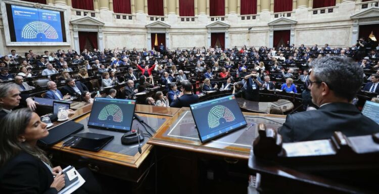La Cámara de Diputados avanzó en el tratamiento del escándalo por presuntas coimas en ANDIS y citó a comisiones para interpelar a Karina Milei, en medio de la investigación judicial que involucra a laboratorios y la Droguería Suizo Argentina.