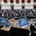 La Cámara de Diputados avanzó en el tratamiento del escándalo por presuntas coimas en ANDIS y citó a comisiones para interpelar a Karina Milei, en medio de la investigación judicial que involucra a laboratorios y la Droguería Suizo Argentina.