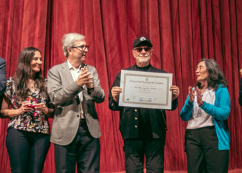 En el marco de una jornada histórica en defensa de la universidad pública y los derechos colectivos, el rector Boretto entregó la distinción a uno de los compositores que mejor interpreta el sentir popular.