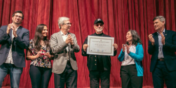 En el marco de una jornada histórica en defensa de la universidad pública y los derechos colectivos, el rector Boretto entregó la distinción a uno de los compositores que mejor interpreta el sentir popular.