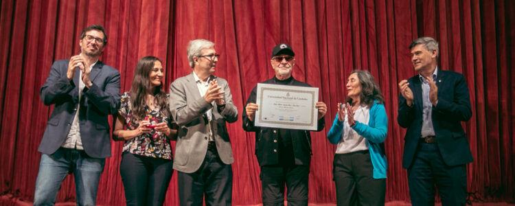En el marco de una jornada histórica en defensa de la universidad pública y los derechos colectivos, el rector Boretto entregó la distinción a uno de los compositores que mejor interpreta el sentir popular.