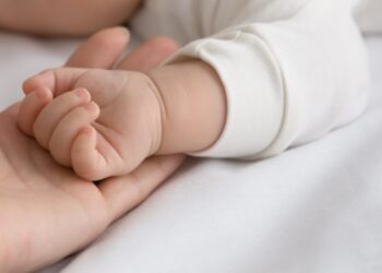 Un bebé concebido por subrogación está en adopción tras ser abandonado