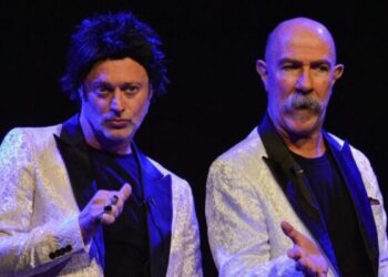 Un concierto teatral donde el lenguaje, el ritmo y la complicidad entre los protagonistas generan una arrolladora elegancia.
