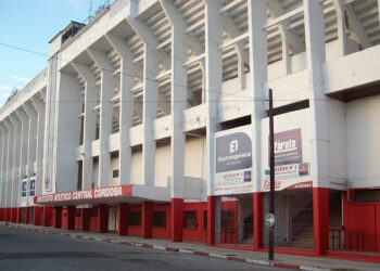 Una mujer condenada por la compra de entradas para ver a Instituto con tarjetas ajenas