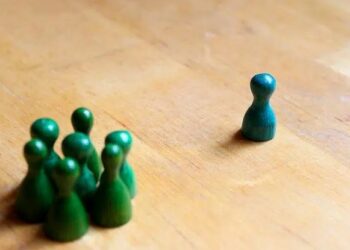 Universalistas, tribales, singulares