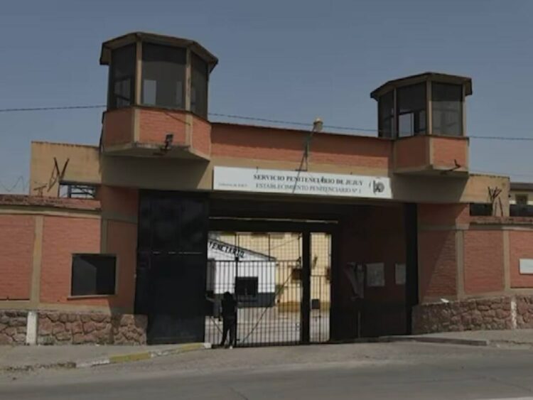 Lázaro Víctor Sotacuro, quinto detenido por el triple crimen de Florencio Varela, fue trasladado desde Bolivia a Buenos Aires, mientras continúa prófugo “Pequeño J”, presunto autor intelectual del hecho.
