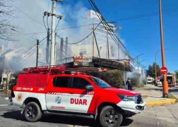 Un local comercial de Villa Carlos Paz se dañó totalmente tras incendiarse