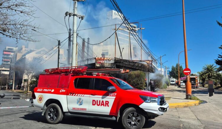 Incendio en una pollería de Villa Carlos Paz, ubicada en la intersección de calles Pellegrini y Uruguay.