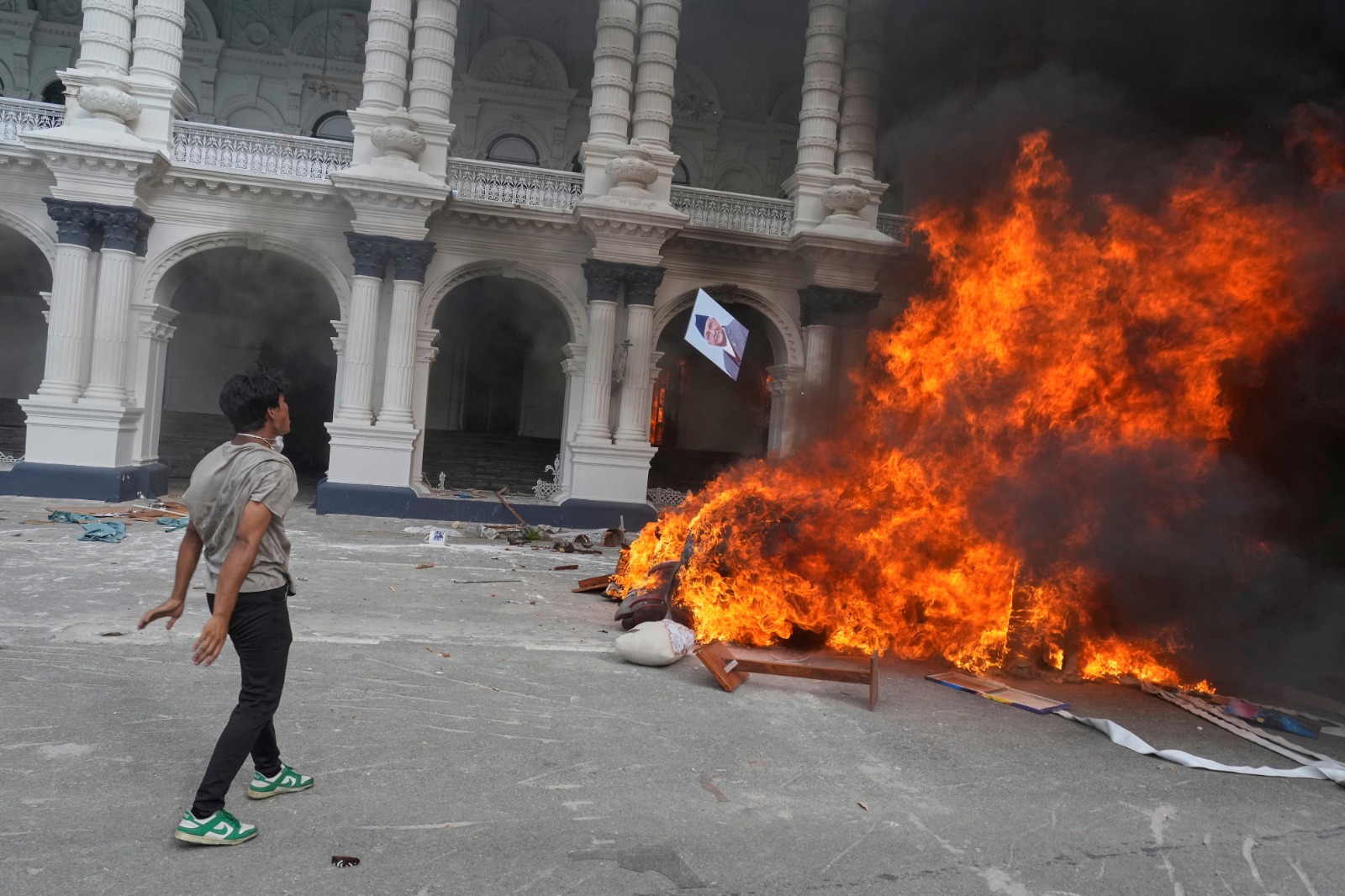 Violentas protestas de la Generación Z por la prohibición de redes sociales
