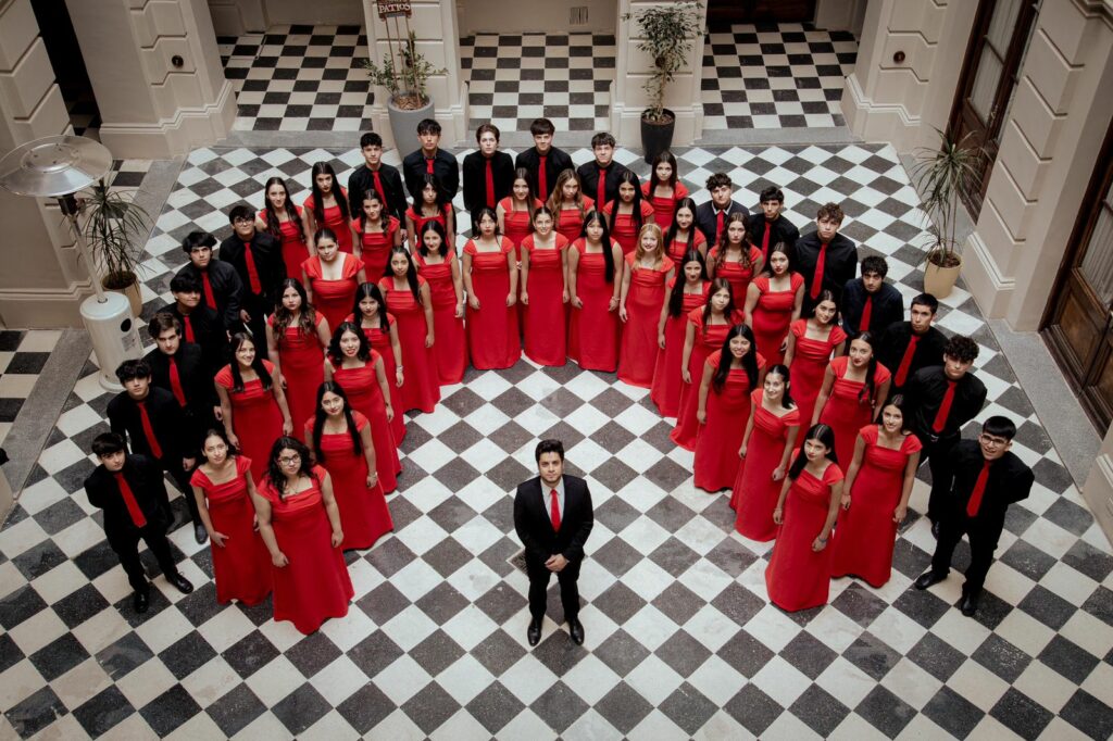 El coro juvenil mixto de la escuela de niños cantores se presenta en el Caraffa
