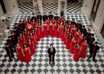 El coro juvenil mixto de la escuela de niños cantores se presenta en el Caraffa