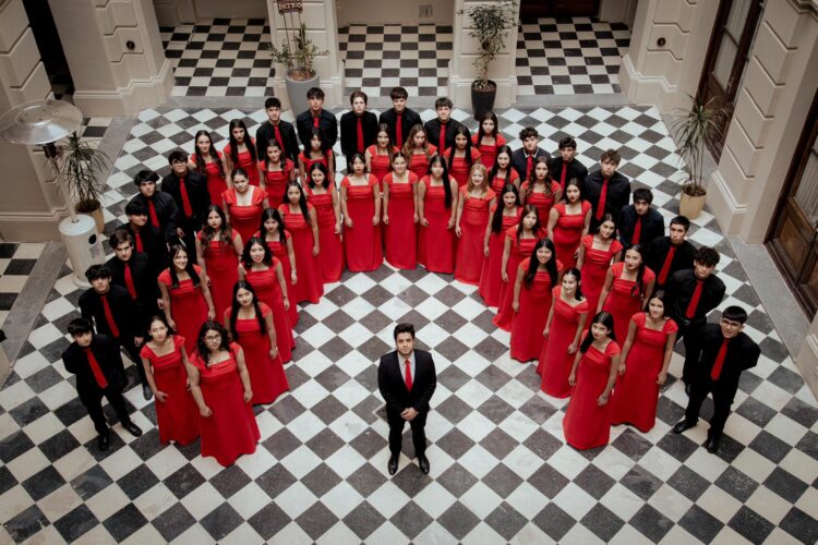 El coro juvenil mixto de la escuela de niños cantores es el grupo del Instituto Domingo Zípoli.