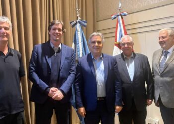 Llaryora se reunió con industriales textiles y pidió consensos para fortalecer a las pymes