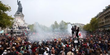 Protestas masivas desafían al nuevo primer ministro francés Protestas masivas desafían al nuevo primer ministro francés