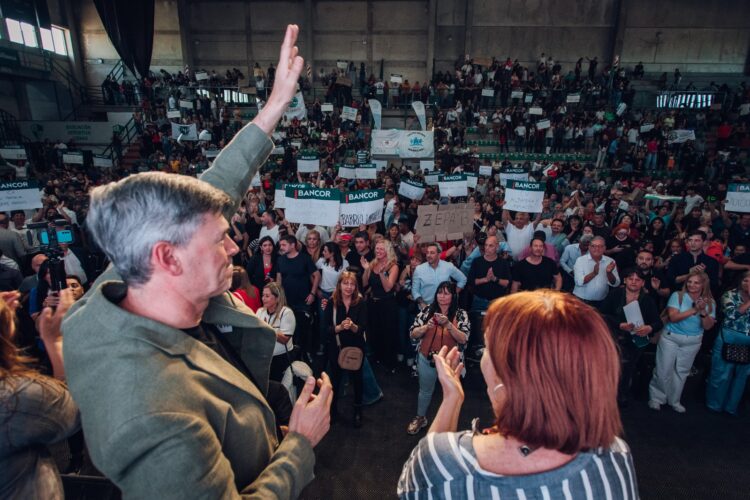 El intendente Passerini encabezó el acto junto a la senadora Alejandra Vigo en el estadio de Atenas.