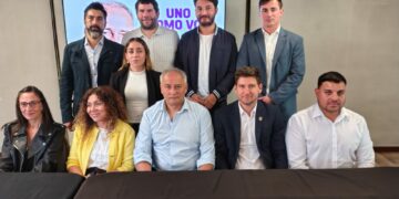 Héctor Baldassi presentó la lista de candidatos de Ciudadanos para diputados nacionales, con un enfoque en educación, salud y equilibrio fiscal, bajo el lema de campaña “Uno como vos”.