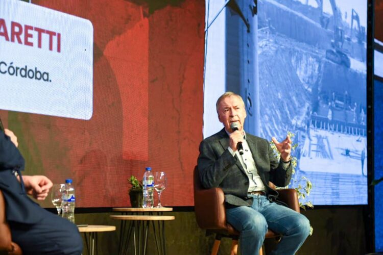 Juan Schiaretti adelantó en Córdoba que su primer proyecto como diputado será eliminar las retenciones, al participar de la Jornada de Infraestructura de la Cámara de la Construcción.