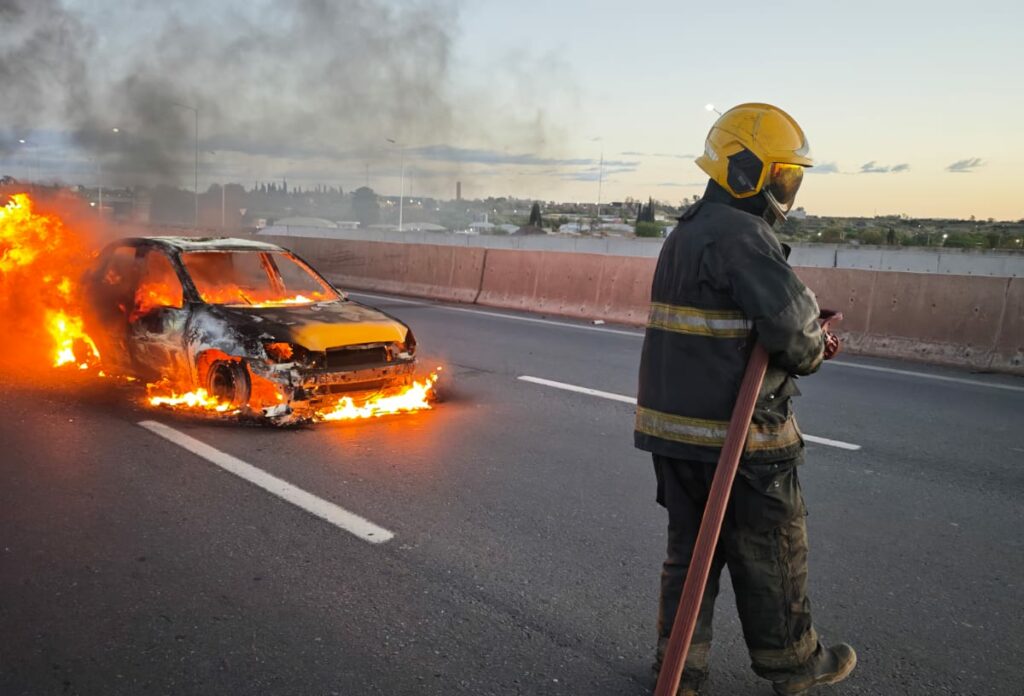 Un taxi se incendió completamente en plena Circunvalación