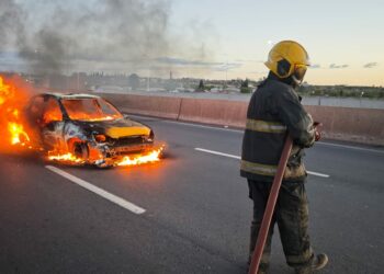 Un taxi se incendió completamente en plena Circunvalación